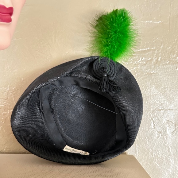 EXCITING 1940s\' BLACK STRAW BERET WITH TALL GREEN FEATHERS, ROUND TRIM & TASSLES main image 4
